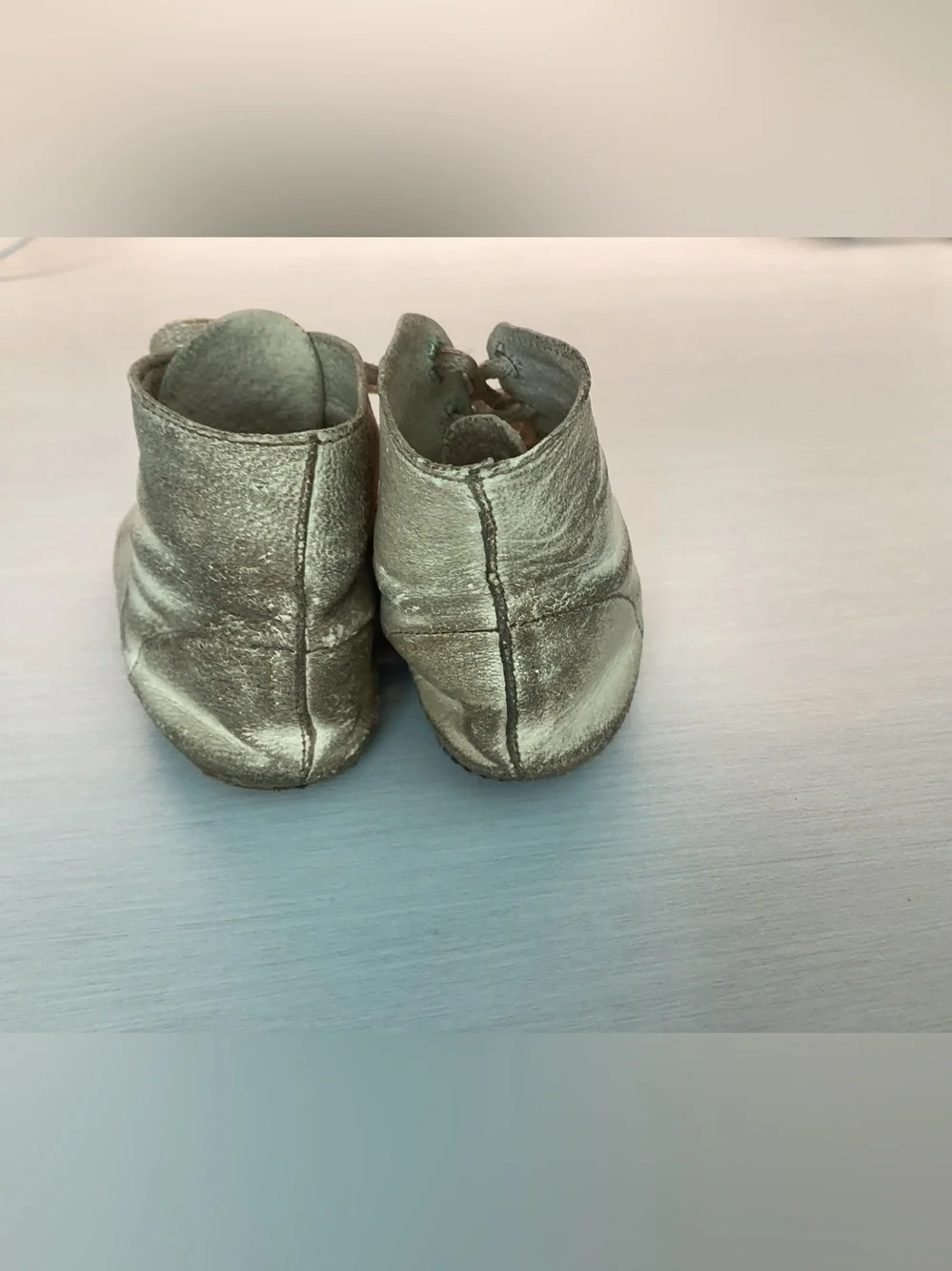 Vtg. Mid-top leather baby/infant white leather shoe with box area detail